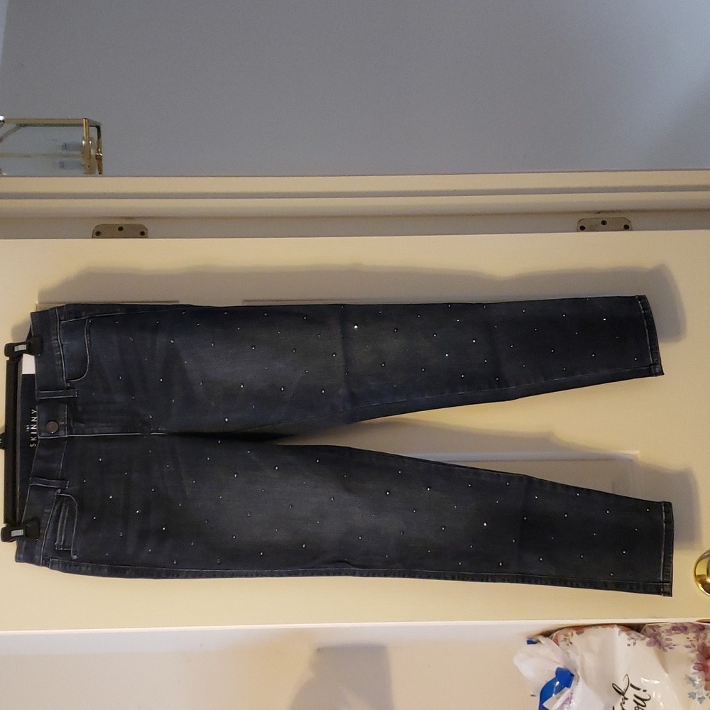NWT WHBM The Mid-Rise Skinny Ankle Black Distressed Jeans w/Black Embellishments